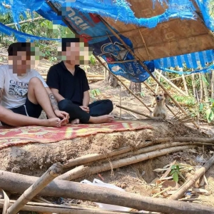 两名中国公民因非法入境被捕