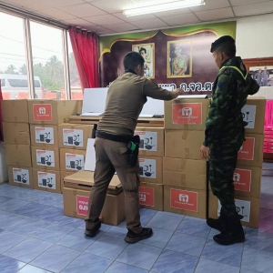 泰国边防士兵和警察逮捕了一名中国公民，其携带18箱Starlink卫星天线 ...