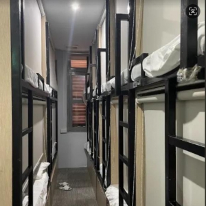 中国女游客哭诉在新加坡旅游经历：遭强吻袭胸，险被拖上床。涉案男员工或被打鞭 ！ ...