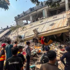 地震灾区高温导致尸体快速腐烂 空气弥漫尸臭味