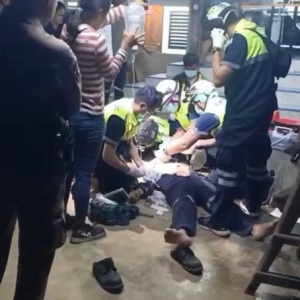 泰民家中惊现2条蟒蛇！志愿者抓蛇反被蛇缠颈致昏迷！