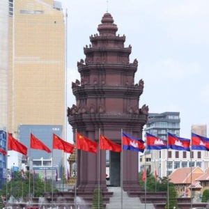 迎接习近平主席访柬 首都金边高挂五星红旗
