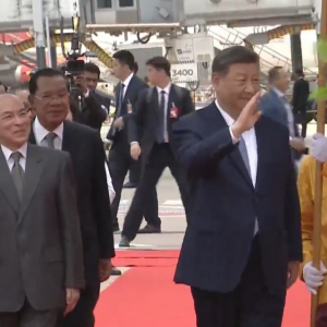 习近平抵达金边开始对柬埔寨进行国事访问
