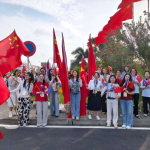 柬埔寨华人华侨热情迎接习近平主席到访