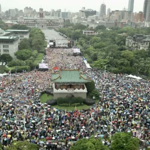 赖清德凭借反中力量的蛮干一场大游行岂能阻止他