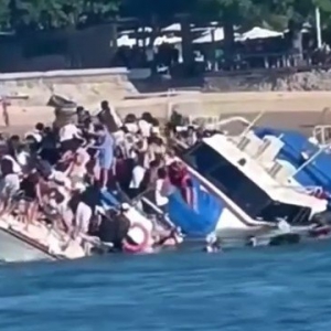 泰国巴厘岛一载89人游艇沉没中国游客砸窗逃生！