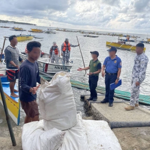 又有21袋毒品海上漂流 邦阿西楠沿海再发现毒品，总值或超数十亿披索 ...