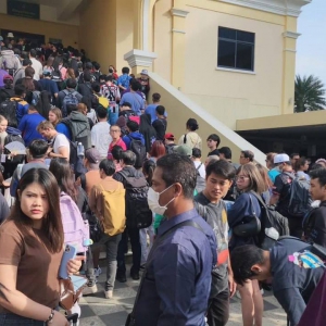 波贝口岸今晨实拍：出境人员挤爆口岸