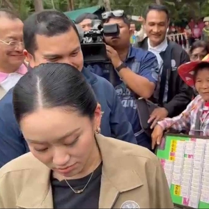 泰国总理佩通坦想买彩票，被工作人员提醒制止后抱怨：规矩真多！ ...