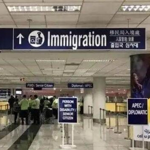 机场两名女性官员因涉嫌向中国旅客 #勒索40万比索 被当场抓捕 ...
