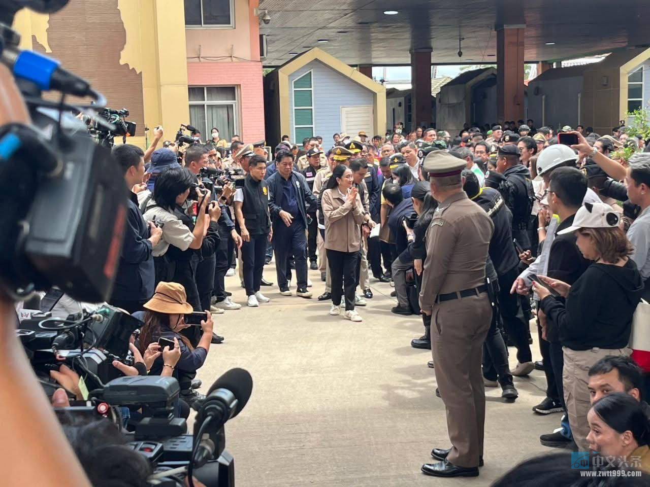 泰国总理佩通坦正在与柬埔寨波贝市交界的沙缴府亚兰县视察慰问。 ...