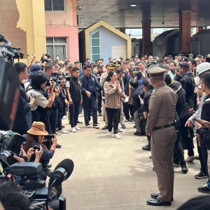 泰国总理佩通坦正在与柬埔寨波贝市交界的沙缴府亚兰县视察慰问。 ...