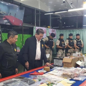 曼谷警方突击搜查臭名昭著的廊曼赌场，抓获200多名赌徒