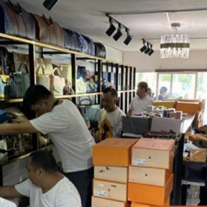 NBI在 #布拉干 查中国店铺，3500万假冒LV被没收，一名中国人被捕 ...