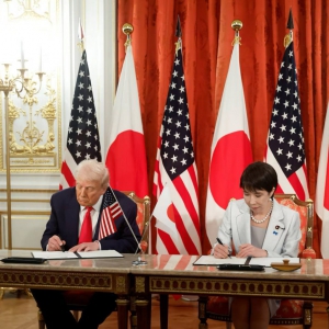 特朗普访问日本，与首位女首相高市早苗签署稀土协议