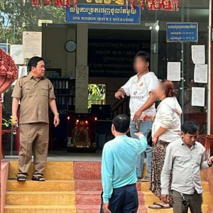 从 “干母子” 到情人反目！金边女子持石砸伤孕中情人