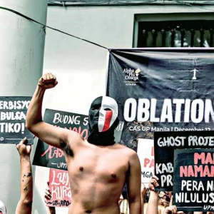 百名大学生裸奔抗议！赤裸上身怒吼政府贪腐失职