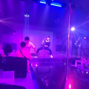 菲律宾夜店猛男获神秘客人豪掷100万小费