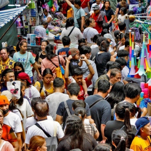 经济不易心态未崩 小菲们仍选择快乐过圣诞