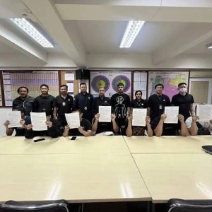 中餐馆内藏3000万“红通老板”，7名中国人被捕！